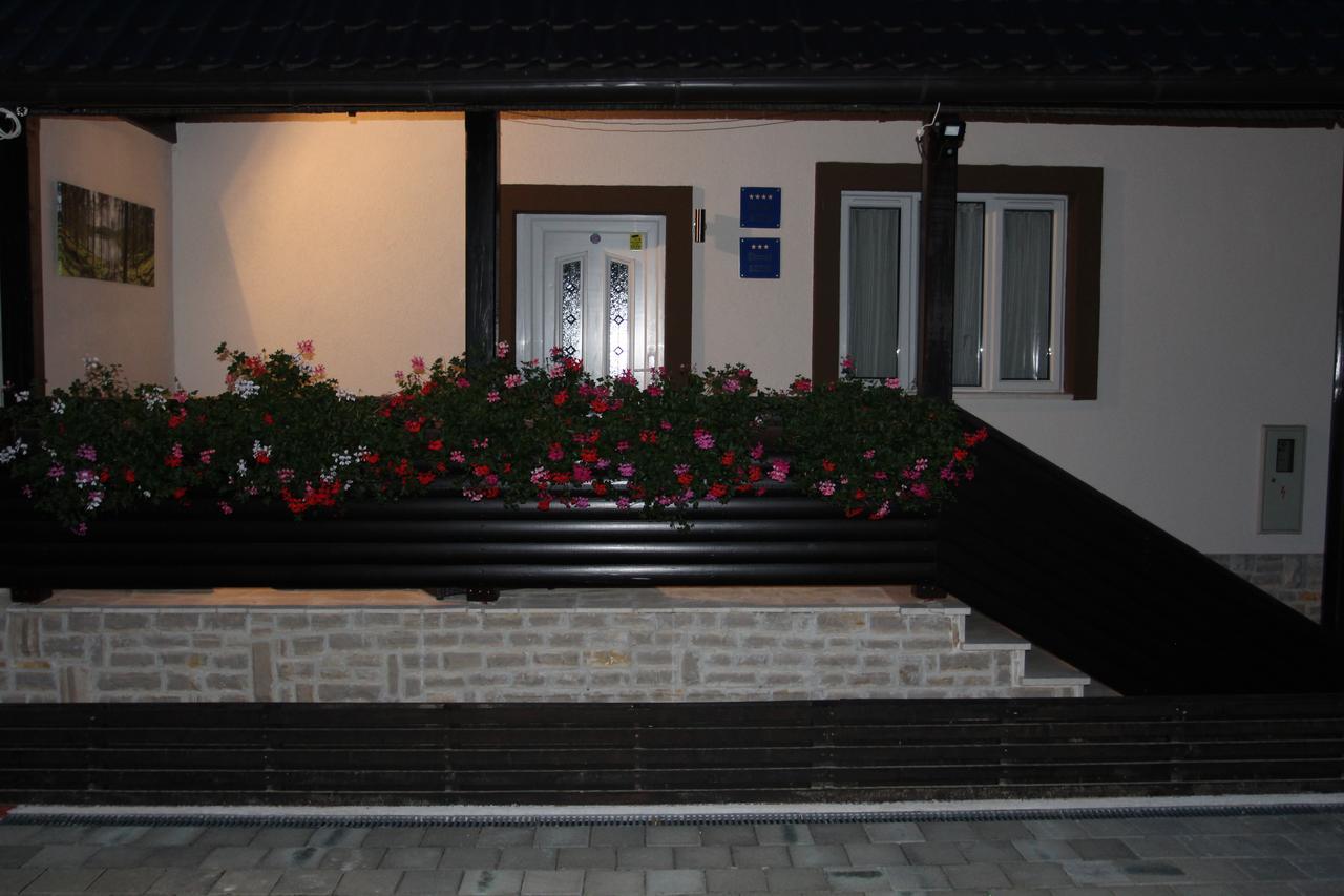 Plitvička Jezera B＆B ミレニアム ハウス Bed & Breakfast エクステリア 写真